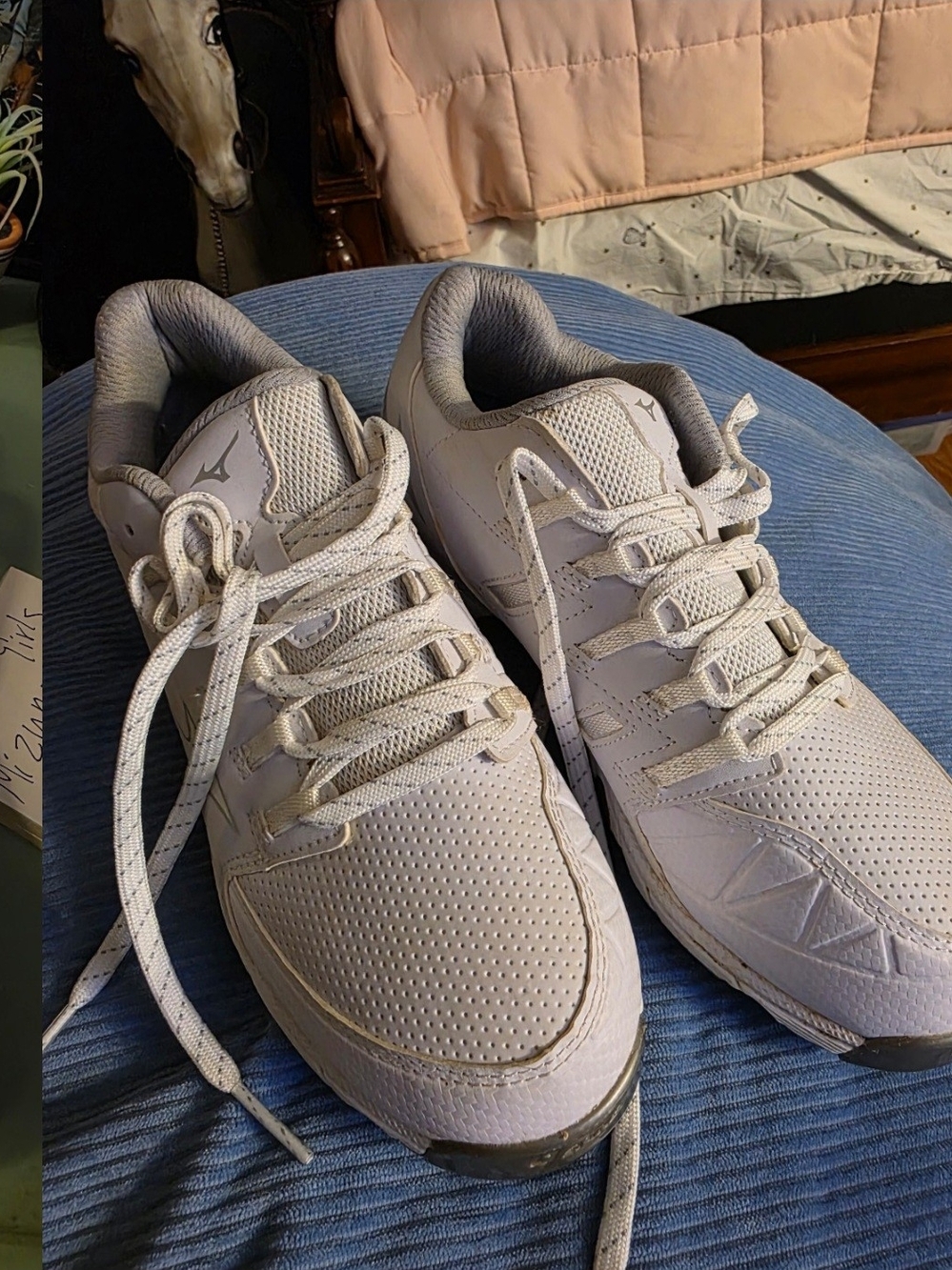 Mizuno Ladies White Athletic Sneakers 6.5